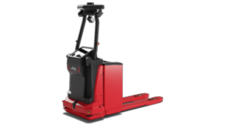 La transpaleta automatizada T-MATIC core de Linde MH automatiza la carga de camiones en la zona de salida de mercancías.