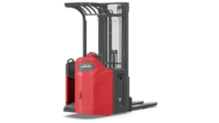 El faldón de acero de los apiladores de Linde protege la espalda del conductor. El faldón de acero de los apiladores de Linde protege la espalda del conductor.