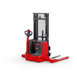 Vista del apilador eléctrico entre largueros con operario acompañante L12 B AS