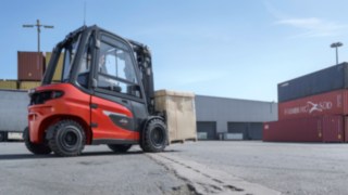 La carretilla eléctrica X30 de Linde MH en acción en el exterior.