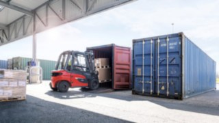 La versión para contenedores de la carretilla contrapesada X20 - X35 es ideal para la carga y la descarga de contenedores La versión para contenedores de la carretilla contrapesada X20 - X35 de Linde