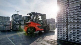 Una carretilla elevadora diésel Linde transporta mercancías en el recinto de la planta de un proveedor de la industria del automóvil. Una carretilla elevadora diésel Linde transporta mercancías en el recinto de la planta de un proveedor de la industria del automóvil.