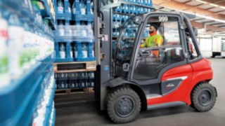 La carretilla térmica H35 de Linde Material Handling en acción en un almacén.