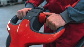 Apilador de Linde Material Handling maniobrando