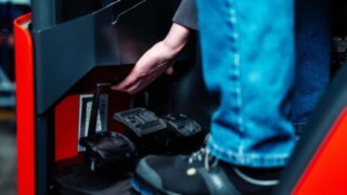 Carretilla retráctil de Linde MH con pedalier regulable en altura