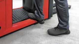 Carretilla preparadora de pedidos con plataforma del operario amortiguada neumáticamente