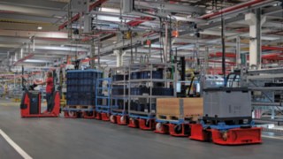 Alimentación de la línea de montaje mediante el tren logístico LT10 WX de Linde Material Handling