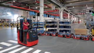 Alimentación de la línea de montaje mediante el tren logístico LT10 WX de Linde Material Handling