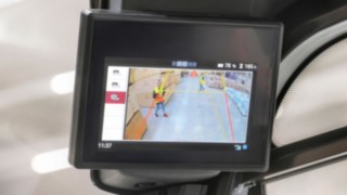 La pantalla de la Linde Reverse Assist Camera de Linde MH muestra el entorno situado detrás del vehículo.