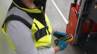Una empleada maneja mediante control remoto el apilador antideflagrante L03 EX de Linde Material Handling.