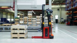 Un L-MATIC HD k de Linde Material Handling en la recepción de mercancías.