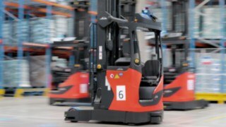 En Linde Material Handling Ibérica, entendemos que el futuro de la logística pasa por la innovación constante. Ofrecemos soluciones avanzadas en automatización, desde carretillas elevadoras autónomas hasta tecnologías integradas que convierten los almacenes en ecosistemas inteligentes. En Linde Material Handling Ibérica, entendemos que el futuro de la logística pasa por la innovación constante. Ofrecemos soluciones avanzadas en automatización, desde carretillas elevadoras autónomas hasta tecnologías integradas que convierten los almacenes en ecosistemas inteligentes.
