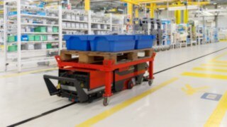Los robots móviles autónomos (AMR) son cada vez más importantes en la intralogística moderna. Los vehículos plataforma sin conductor se utilizan para el transporte de mercancías automatizado o semiautomatizado y, por tanto, aumentan notablemente la eficiencia en almacenes y puntos clave de la logística. Los robots móviles autónomos (AMR) son cada vez más importantes en la intralogística moderna. Los vehículos plataforma sin conductor se utilizan para el transporte de mercancías automatizado o semiautomatizado y, por tanto, aumentan notablemente la eficiencia en almacenes y puntos clave de la logística.
