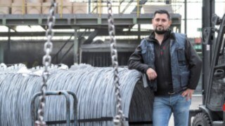 Özkan Erdogan es uno de los seis operarios de WDI que ya han probado la nueva E30. El operario Özkan Erdogan ante la E30 de Linde Material Handling