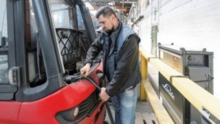 Carga intermedia rápida de la E30 gracias a la tecnología Litio-Ion Carretilla eléctrica E30 de Linde en la estación de carga