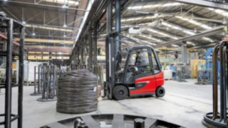 Las nuevas carretillas eléctricas E20 – E35 de Linde destacan por su extraordinaria agilidad. La carretilla eléctrica E30 de Linde apila mercancías en el almacén
