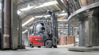 La carretilla eléctrica E30 de Linde Material Handling ofrece una experiencia de conducción totalmente nueva. La carretilla eléctrica E30 de Linde Material Handling transporta mercancías en el almacén