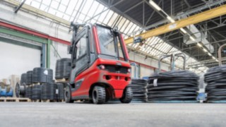 Incluso en su versión estándar, las nuevas carretillas contrapesadas ya alcanzan un excelente rendimiento. Carretilla eléctrica E30 de Linde Material Handling en acción