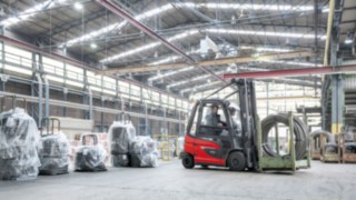 Las nuevas carretillas contrapesadas están optimizadas de manera consecuente con vistas a la seguridad Carretilla eléctrica E30 de Linde Material Handling en acción