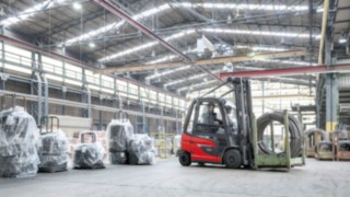 Una carretilla eléctrica E30 de Linde transporta una bobina de alambre en el almacén de WDI.