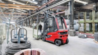 Las nuevas carretillas eléctricas E20 – E35 de Linde ofrecen la máxima capacidad de rendimiento, especialmente para el uso en almacenes. La carretilla eléctrica E30 de Linde Material Handling transporta mercancías en el almacén