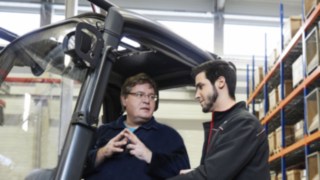 Curso de formación de carretilleros Carretillero recibiendo instrucción de un asesor de Linde