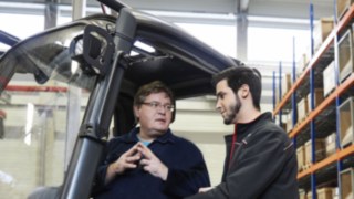 Carretillero recibiendo instrucción de un asesor de Linde