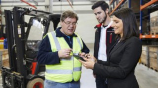 Asesoramiento energético a medida: Nuestros expertos examinan todos los factores relevantes. Nuestros expertos en energía examinan de cerca los flujos de trabajo en el almacén.