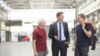 Empleados de Linde durante una visita a la planta Empleados de Linde durante una visita a la planta