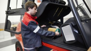 Empleados de Servicio de Linde junto al vehículo Empleados de Servicio de Linde junto al vehículo