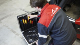Técnico de servicio de Linde Técnico de servicio junto a su maletín de herramientas