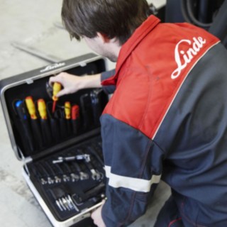 Técnico de servicio de Linde Material Handling con maletín Técnico de servicio de Linde Material Handling con maletín