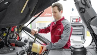 Técnico de servicio de Linde Técnico de servicio de Linde junto al vehículo