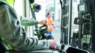 La Truck Unit advierte al conductor mediante luces LED y señales acústicas Cabina del conductor con la Truck Unit (unidad del vehículo) del Linde Safety Guard