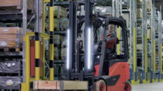 Las franjas de luz LED bicolores proporcionan una iluminación uniforme y amplia del área de trabajo. Las franjas de luz LED bicolores proporcionan una iluminación uniforme y amplia del área de trabajo.