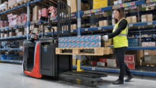 La función Autolift del modelo N16 Li, un preparador de pedidos de la serie N20 de Linde Material Handling, baja las horquillas automáticamente a medida que aumenta la altura de la carga acumulada.