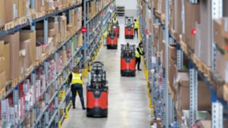 Preparadores de pedidos de la nueva serie N20 de Linde Material Handling en un almacén Empleados trabajan en un almacén con preparadores de pedidos de la nueva serie N20 de Linde Material Handling.