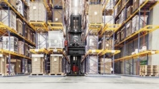 Carretilla combi K de Linde Material Handling con sistema de navegación por almacén de Linde Gracias al sistema de navegación por almacén de Linde, la gama K de carretillas combi de Linde Material Handling se mueve con total precisión por el almacén de estanterías altas