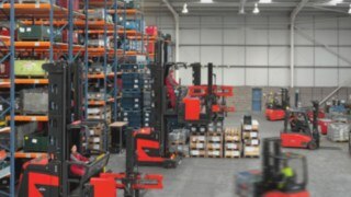 Las carretillas para pasillos estrechos de Linde Material Handling están interconectadas en red y se comunican entre sí a través del sistema de gestión de flotas connect.