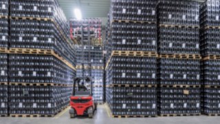 La carretilla eléctrica X20 – X35 de Linde se puede utilizar de manera flexible en el interior y el exterior. La carretilla eléctrica X35 de Linde Material Handling en acción en un almacén de bebidas