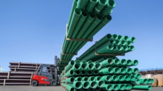 Con su centro de gravedad bajo, la carretilla eléctrica X35 está diseñada para la máxima estabilidad frente al vuelco. La carretilla eléctrica X35 de Linde Material Handling guarda tubos en el exterior