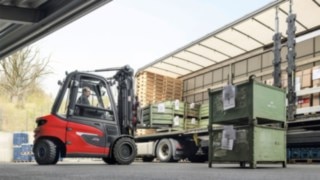 Una carretilla eléctrica Linde X35 está descargando un camión