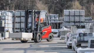 Las nuevas carretillas eléctricas X20 – X35 de Linde en acción en el exterior La carretilla eléctrica X35 de Linde Material Handling