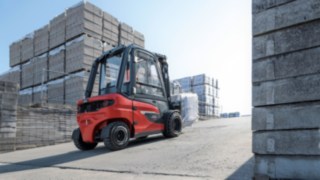 La excelente visión de la carga y del entorno reduce al mínimo el riesgo de accidentes con personas y otros vehículos. Las carretillas eléctricas X20 – X35 de Linde Material Handling garantizan la seguridad en todos los detalles.