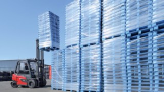 Gracias a su robusto eje oscilante y la amplia distancia entre ejes, el modelo X35 es ideal para el uso en el exterior. La carretilla eléctrica X35 de Linde Material Handling apila mercancías en el exterior