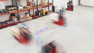 Carretillas elevadoras automatizadas de Linde Material Handling en movimiento en el almacén