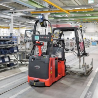 Sistema de transporte sin conductor L-MATIC AC de Linde en acción en la planta de producción Sistema de transporte sin conductor L-MATIC AC de Linde en acción en la planta de producción