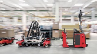 Los proveedores de servicios 3PL tienen cada vez más dificultades para encontrar personal suficientemente cualificado. Vehículos de manutención de Linde Material Handling circulando por un almacén.
