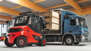 La aplicación Truck Call de Linde simplifica la asignación de tareas de traslación. Carretilla elevadora descargando un camión