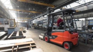 Los vehículos de Linde Material Handling seguirán marcando nuevas pautas en cuanto a ergonomía y confort de conducción en el futuro. Un grupo de personas analiza el entorno de trabajo en una nave logística.